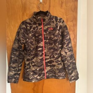 ✨The North Face Women's Camo Puffer Jacket with Pink Accents. Medium EUC